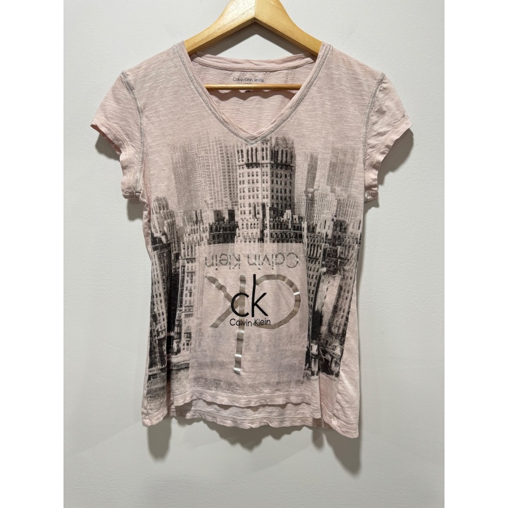 Calvin Klein Jeans Pink NYC Skyline Graphic V-Neck T-Shirt Silver CK Logo Medium